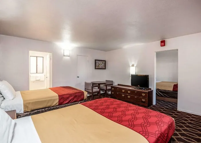 Econo Hotel 2*